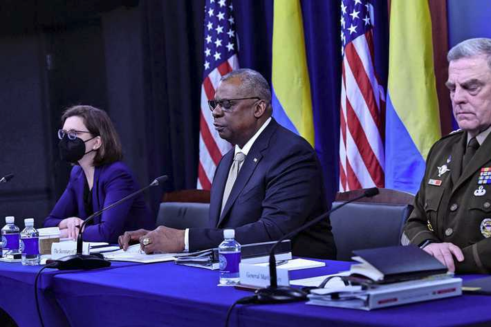 De Amerikaanse minister van Defensie Lloyd Austin (m), Laura Cooper (l) en generaal Mark Milley (r) nemen deel aan een virtuele vergadering van de Ukraine Defense Contact Group in het Pentagon. 