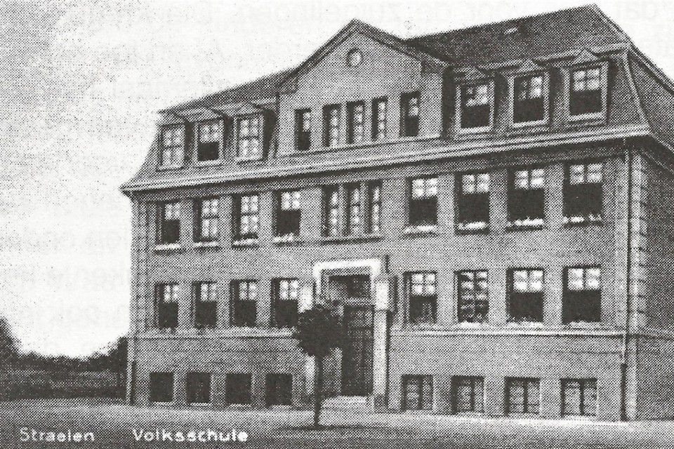 De Volksschule in Straelen vormde het eindpunt van de barre voettocht van de Veldense bevolking in januari 1945. 