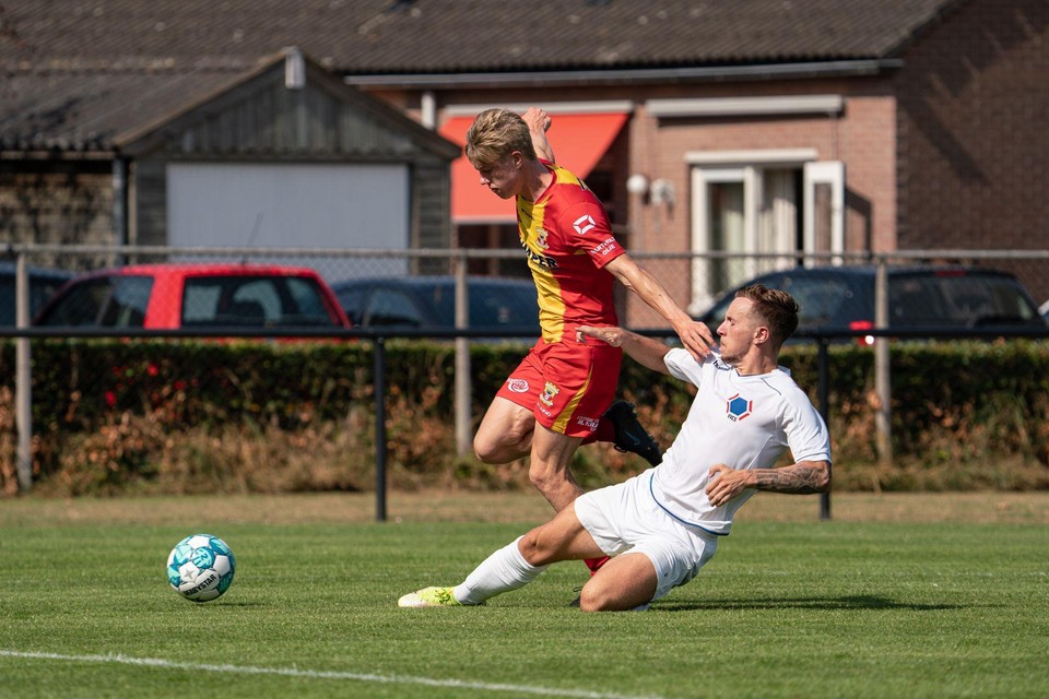 Clint Ghijsen in het wit in actie voor het VVCS-team tegen Go Ahead Eagles. 