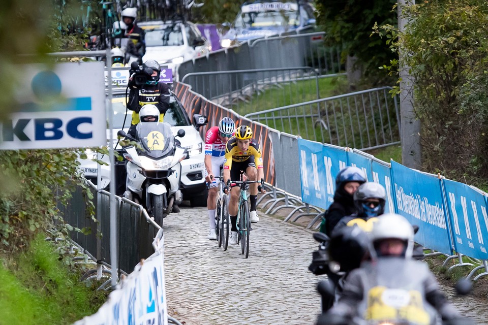 Beeld uit de Ronde van Vlaanderen van afgelopen jaar, toen er ook grotendeels geen publiek langs de kant stond. 
