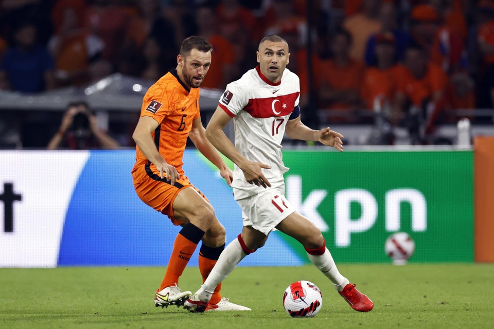 Burak Yilmaz in actie voor Turkije tegen het Nederlands elftal. Hij wordt op de hielen gezeten door Stefan de Vrij. 