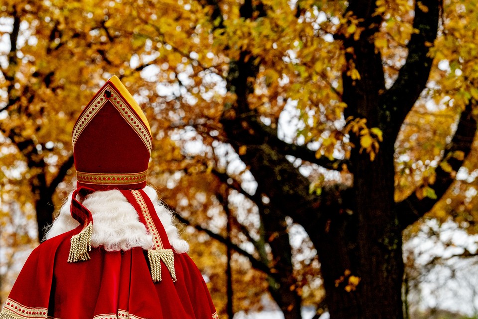 Sinterklaas wordt tijdens zijn landelijke intocht, op een geheime plek in Nederland, welkom geheten door burgemeester Wever.
