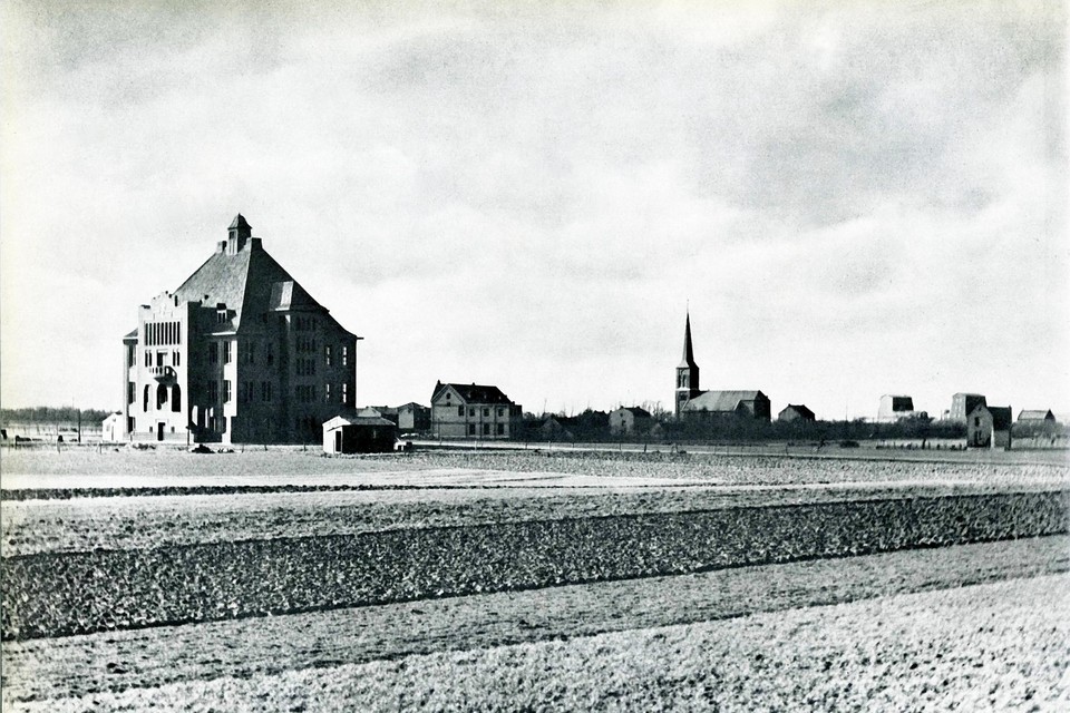 Geleen in 1922, met het pasgebouwde raadhuis omgeven door  kale akkers en rechts Staatsmijn Maurits in aanbouw. 