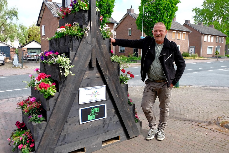 Kartrekker Jan Smeets bij één van de plantentorens in Ospel. 