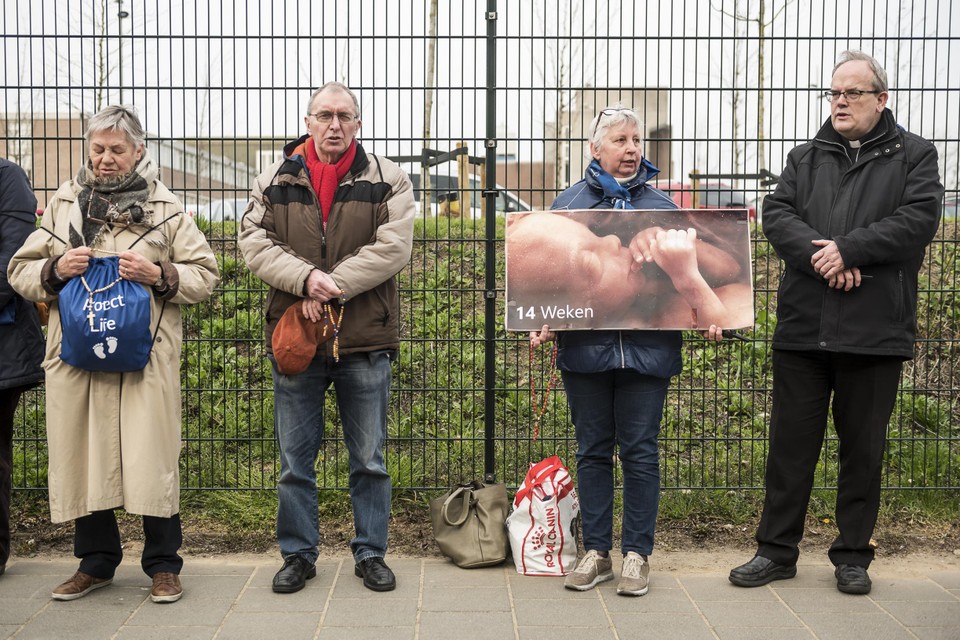 Archiefbeeld van een demonstratie tegen abortus bij de kliniek aan de Bredeweg in Roermond.