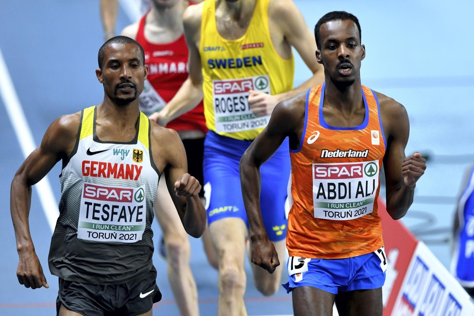 Mahadi Abdi Ali (rechts in het oranje) vorig jaar in actie op het EK indooratletiek. 