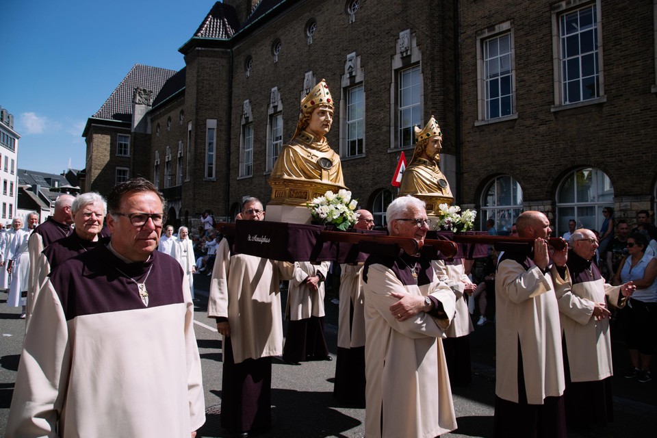 De borstbeelden van Monulphus en Gondulphus, voormalige bisschoppen van Maastricht, trekken mee in de stadsprocessie. 