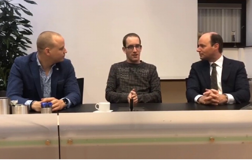 Vlnr: wethouder Roy Bouten, Jeroen Gommans en burgemeester Ryan Palmen tijdens een bespreking over het debat dat op 18 februari wordt gehouden. 