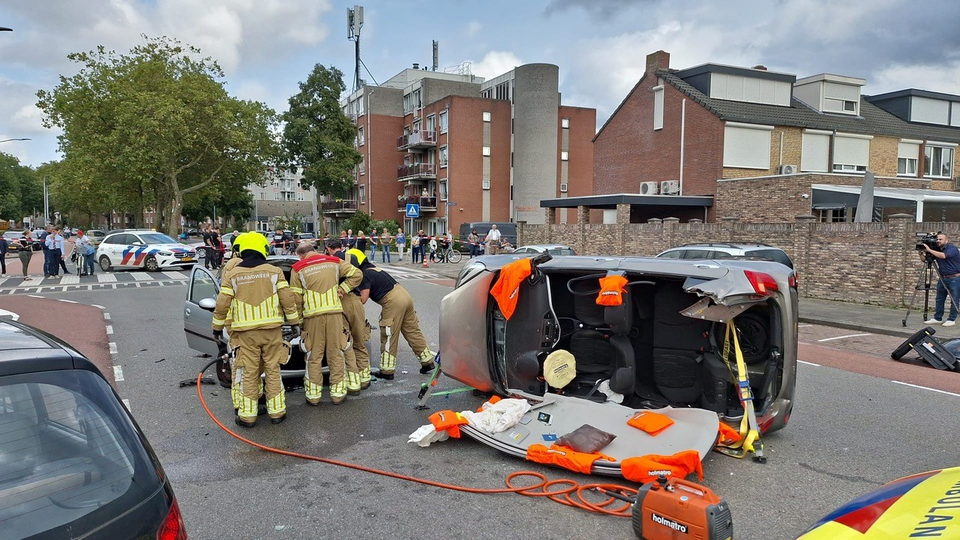 Auto belandt op zijkant na botsing in Venlo, brandweer knipt - De  Limburger Mobile
