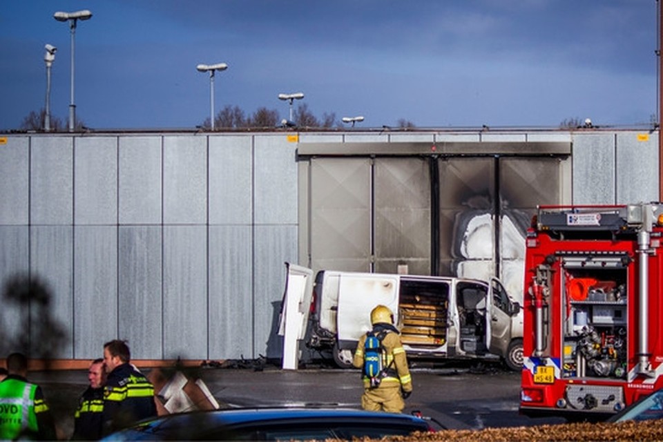 De vier verdachten lieten de brandende bus bij de gevangenispoort in Zutphen achter toen ze er vandoor gingen. 