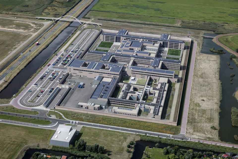 Luchtfoto van het Justitieel Complex Zaanstad. Het JCZ is de grootste en modernste gevangenis van Nederland, gebouwd in opdracht van het ministerie van Veiligheid en Justitie.