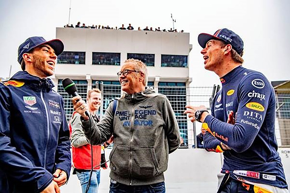 Max Verstappen (rechts) en zijn voormalig teamgenoot van Red Bull Racing, Pierre Gasly, worden geïnterviewd door verslaggever Olav Mol tijdens een evenement op het circuit van Zandvoort in 2019. 