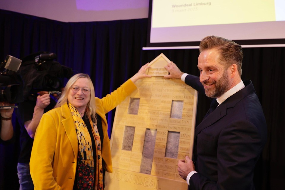 Hugo de Jonge en gedeputeerde Lia Roefs bij de ondertekening van de Woondeal in Weert.