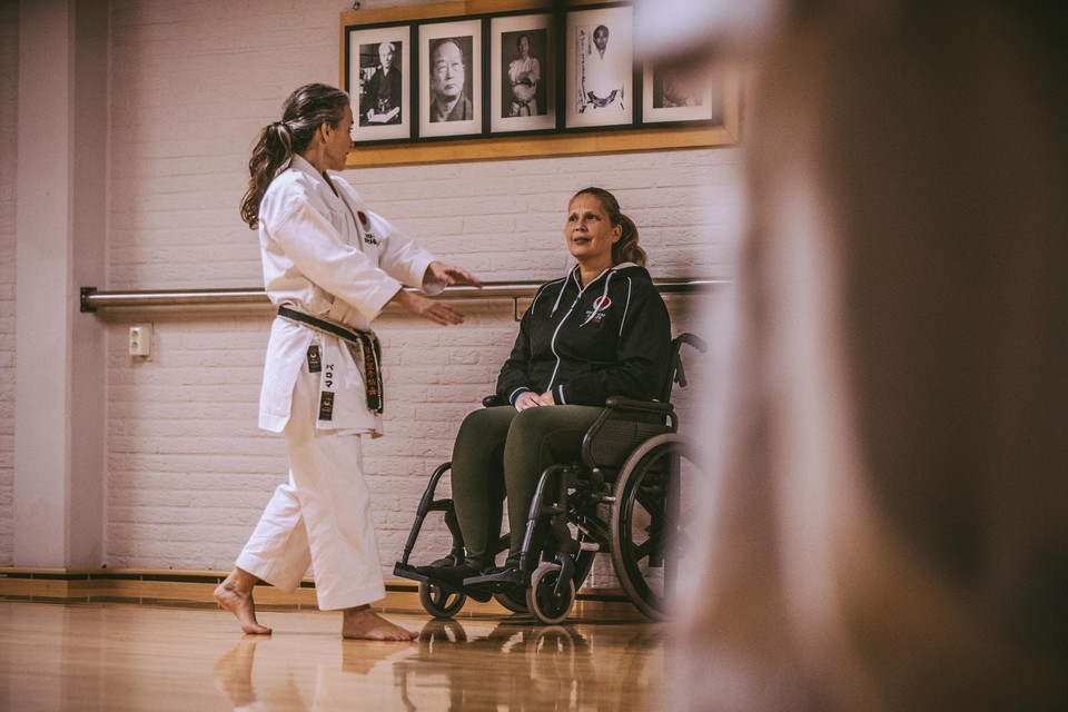 Tamara Wewengkang geeft nog steeds karateles: „De rolstoel zien ze niet meer”.
