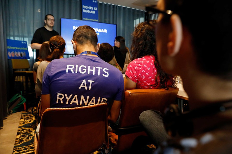 Cabinepersoneel van Ryanair kwam eind augustus bijeen op Eindhoven Airport om zich te beraden over acties.