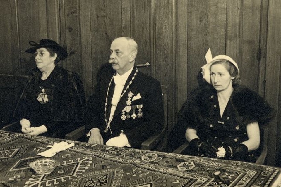 Burgemeester Damen (midden) met links naast hem zijn echtgenote. 