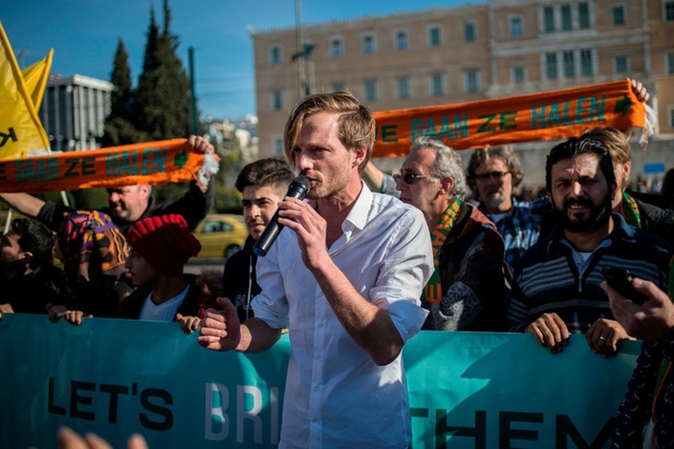 Rikko Voorberg, organisator van We Gaan Ze Halen, spreekt de pers toe voor het Griekse parlement op 24 december. 