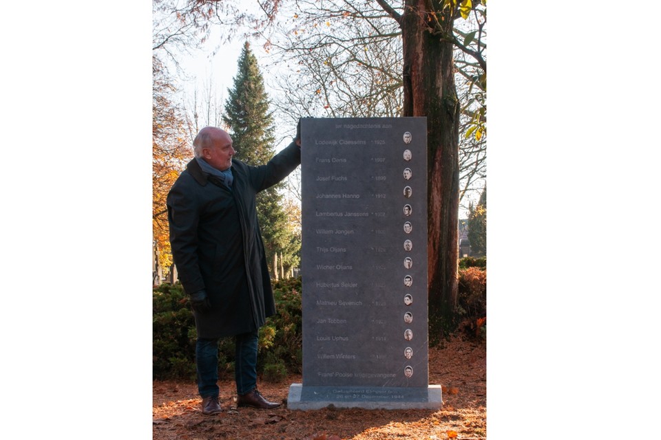 Initiatiefnemer John Vaessen (Stichting Oude Kerkhof Roermond) bij de nieuwe herdenkingssteen op ‘den Aje Kirkhaof’. 