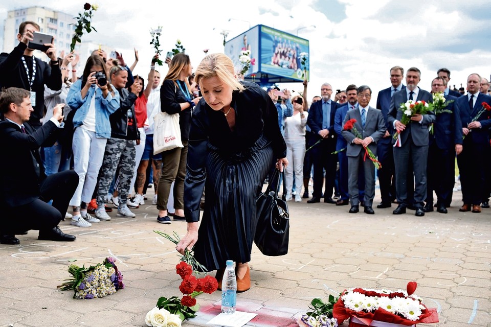 De Zweedse ambassadeur in Wit-Rusland, Christina Johannesson, legt bloemen op de plaats waar een demonstrant bij de protesten in Minsk omkwam. 