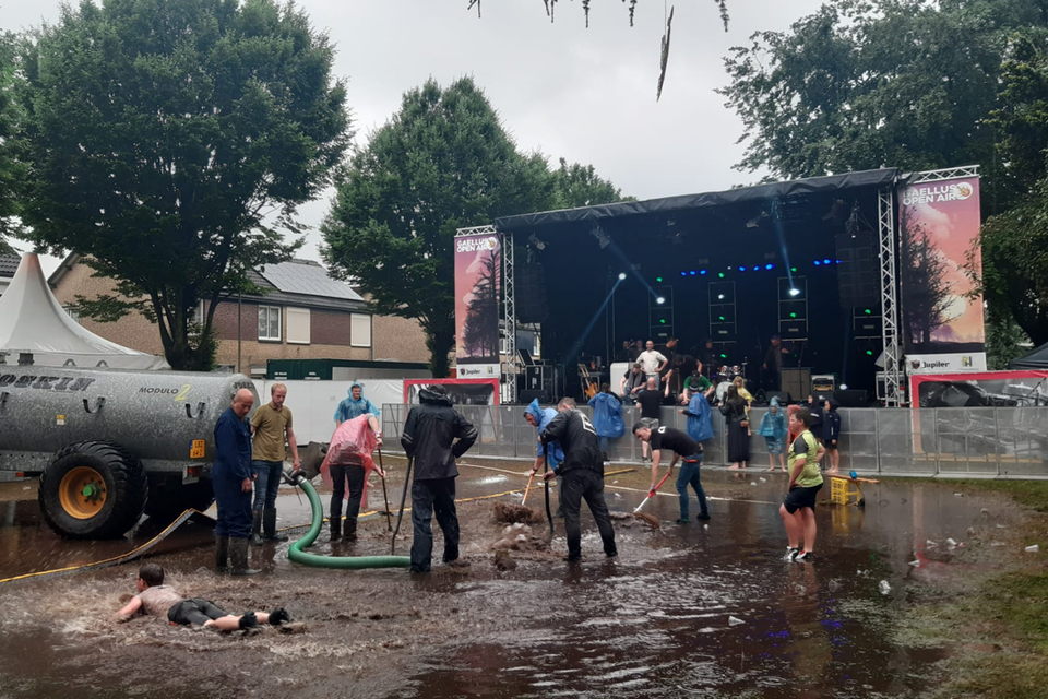 Met man en macht wordt in Tienray gewerkt zodat Gaellus Open Air door kan gaan.