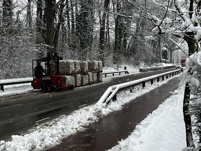 Een vrachtwagen die door sneeuwval de heuvel niet op kwam in het Savelsbos liet een deel van de lading op de weg achter. Eerder kwam er ook een auto met caravan vast te staan.