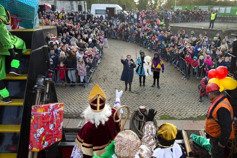 Sinterklaas kreeg een warm onthaal in de haven van Stein. 