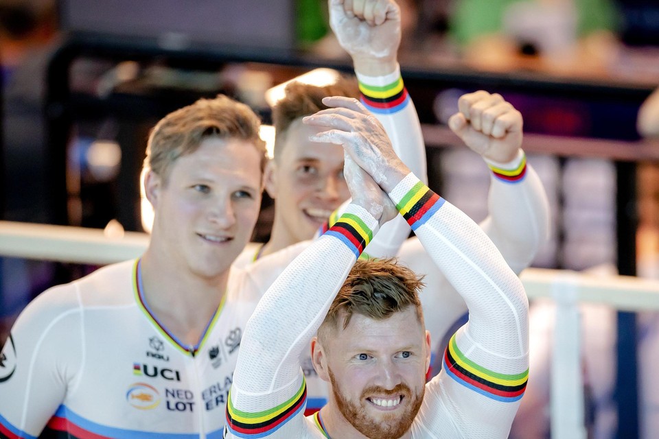 Jeffrey Hoogland, Harrie Lavreijsen en Roy van den Berg juichen na de gewonnen finale. 