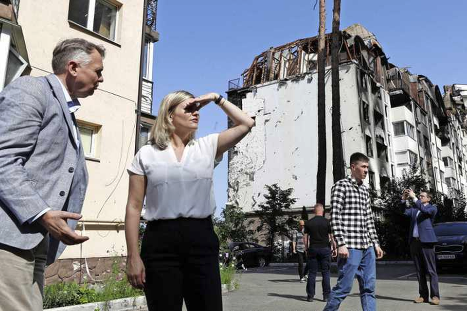 Minister Liesje Schreinemacher en Nederlandse ambassadeur Jennes de Mol bekijken beschadigde gebouwen door beschietingen tijdens een bezoek aan Kiev. 