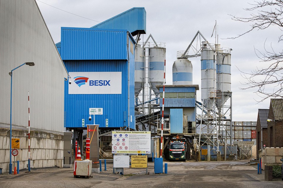 De gemeente Roermond gaat een onafhankelijk bureau inschakelen om de uitstoot rond asfaltfabriek Besix te meten. 