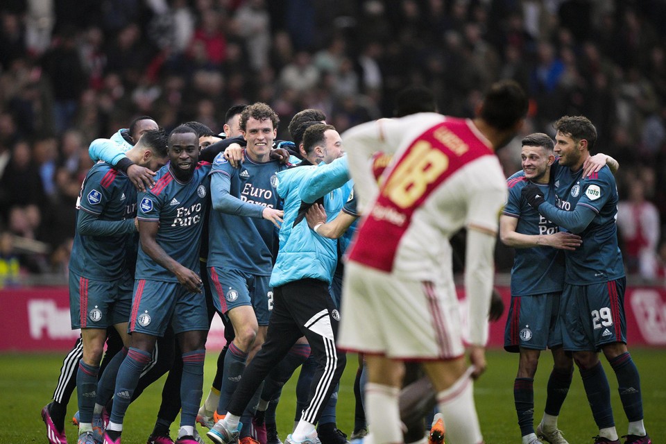 Groot feest bij de Feyenoorders, die concurrent Ajax een mokerslag uitdeelden.
