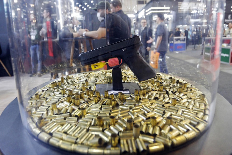 Een Glock-vuurwapen, hier geshowd op een wapenconferentie in Brazilië.