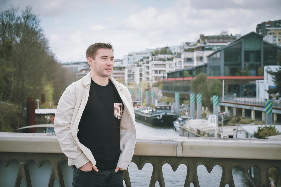 Luc Steins in bij het Île Saint-Germain, de buitenwijk van Parijs waar hij woont met zijn vriendin Chantal.