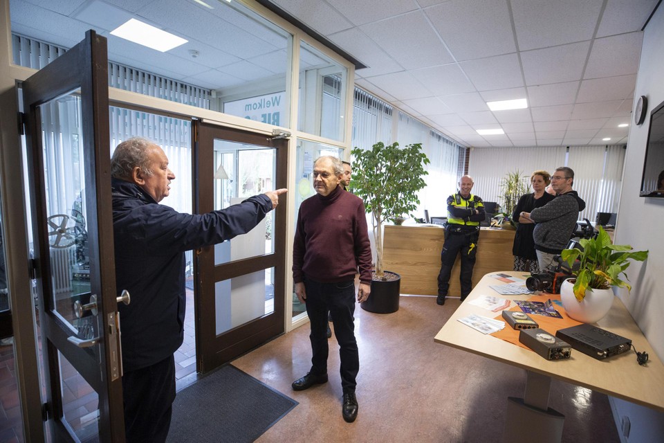 Bestuursleden Rony en Hubert Hermans en een deel van de (inmiddels vertrokken) vrijwilligers staan al maanden lijnrecht tegenover elkaar met als dieptepunt de bezetting van het omroepgebouw.