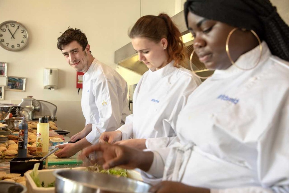 De leerlingen doen ervaring op met zowel het bereiden van de gerechten als bedienen, afruimen en gastheer of -vrouw zijn. 