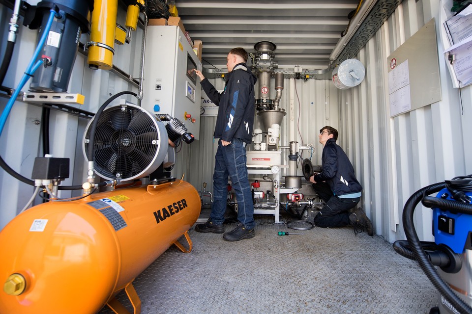 De rioolwaterzuiveringsinstallatie (RWZI) in Simpelveld is voor het onderzoek uitgerust met een poederkooldoseringsinstallatie.  
