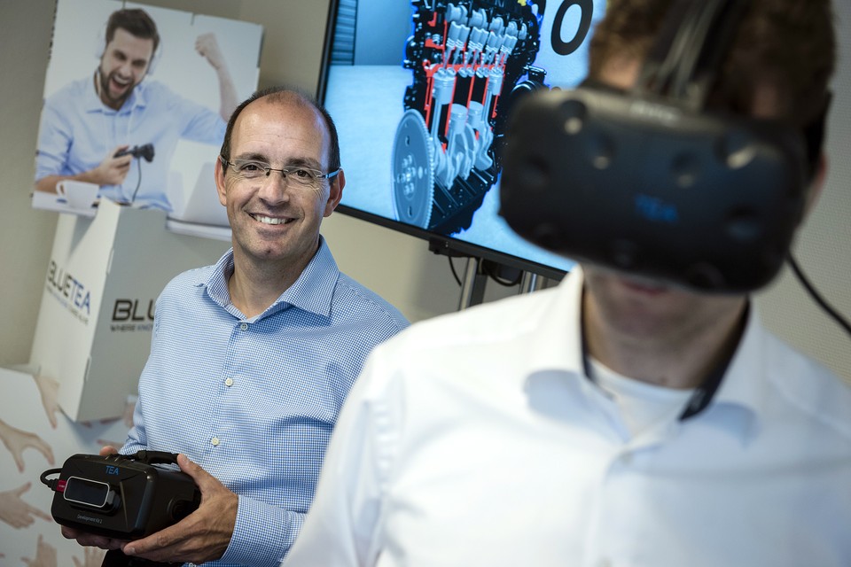 Ruud Dullens en een collega demonstreren de virtual reality-technologie.