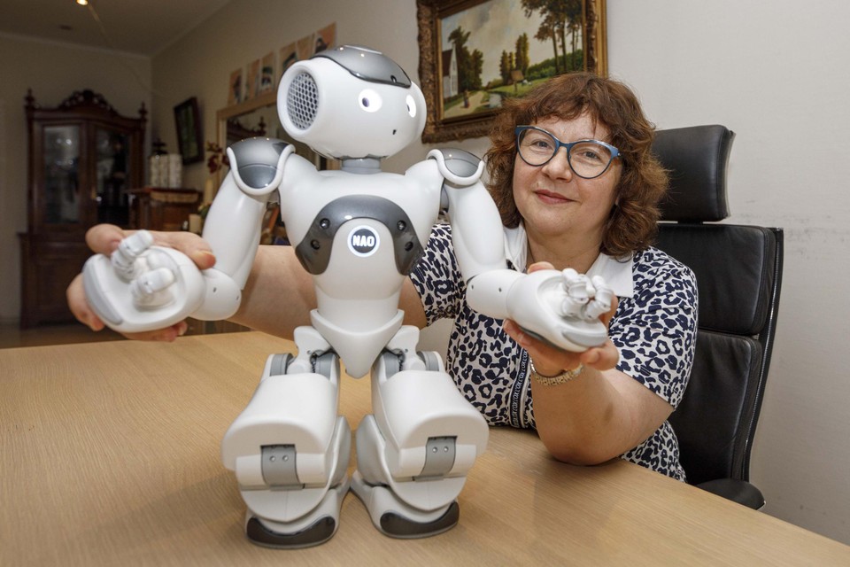 Emilia Barakova met robot Nao, die in het onderwijs en de zorg wordt ingezet.  