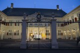 thumbnail: Een veegmachine veegt het voorplein van paleis Noordeinde op Prinsjesdag.