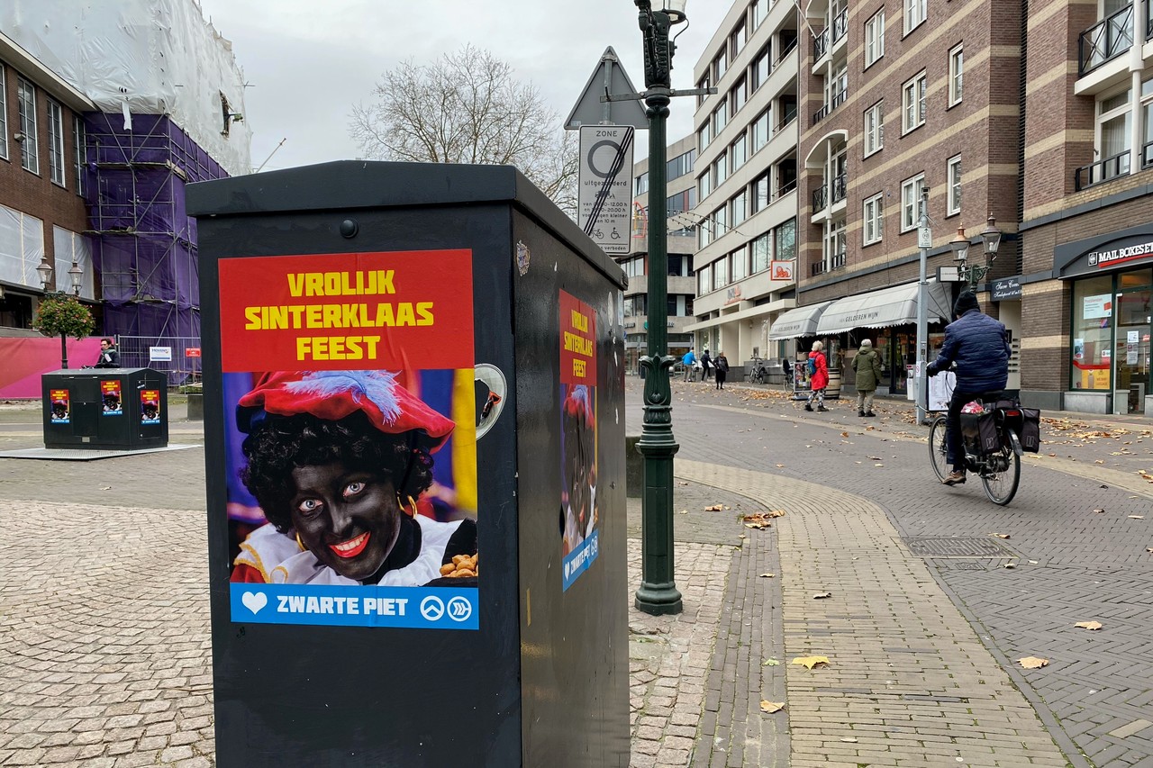 heldin Adviseren tapijt Venlo afgelopen nacht volgehangen met posters voor Zwarte Piet