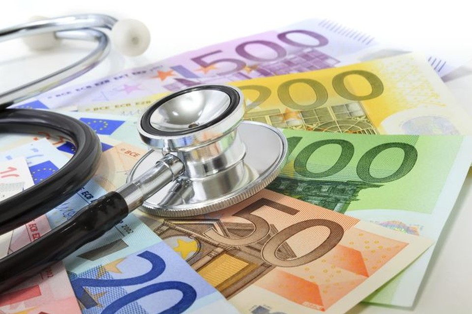 Gezondheidseconoom Wim Groot denkt dat de zorgpremies volgend jaar met gemiddeld 150 euro zullen stijgen. 