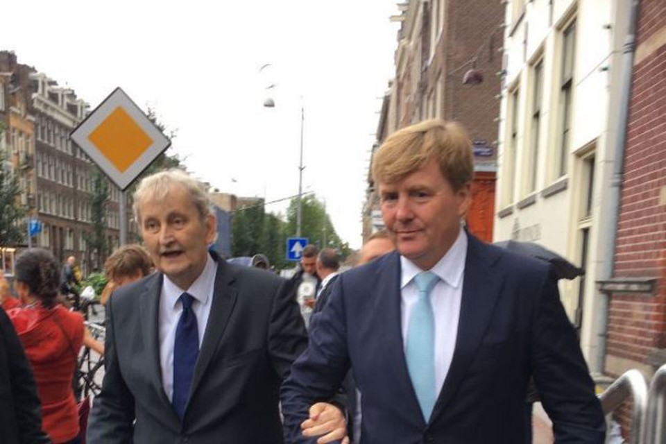 Burgemeester Van der Laan krijgt ondersteuning van koning Willem-Alexander, tijdens een bezoek aan de Amsterdamse Jordaan.