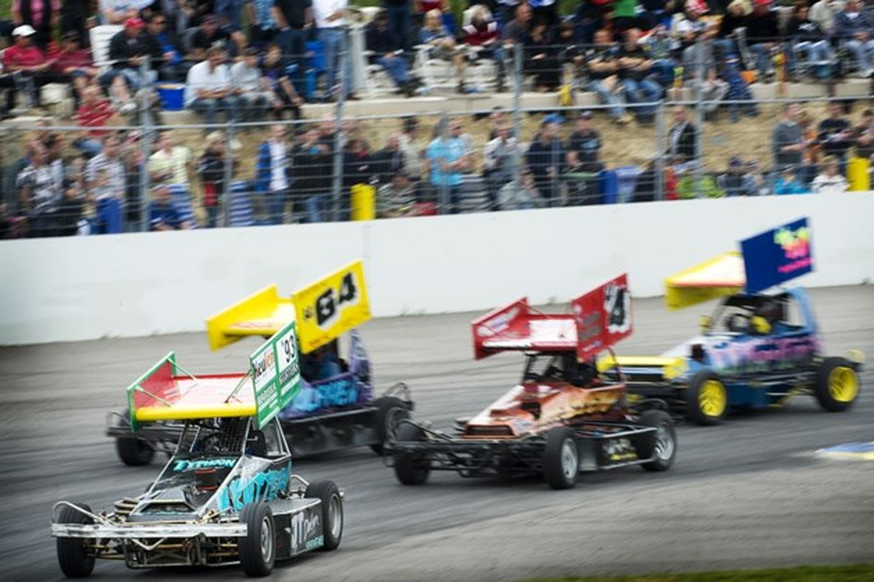 Stockcarraces op het circuit in Venray. 