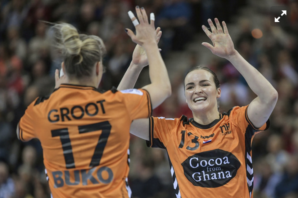 Nycke Groot en Yvette Broch zijn blij na een van de goals in de eerste helft tegen Zweden.