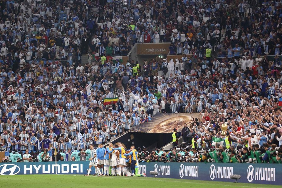 Argentinië viert een doelpunt met de fans.