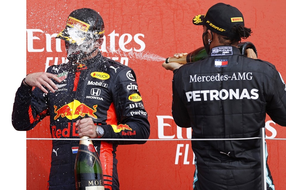 Max Verstappen (l) en Lewis Hamilton op het podium. 