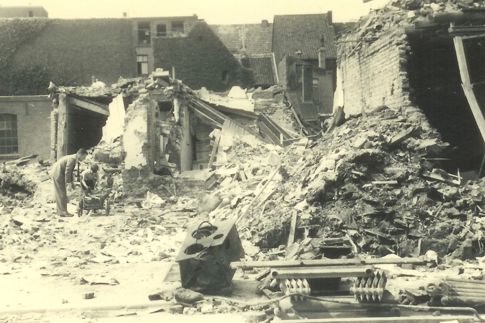 Het vernielde pand van de familie de Bock in de Veldstraat. 