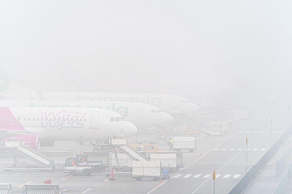 Archieffoto van dichte mist rond Eindhoven Airport begin december. 