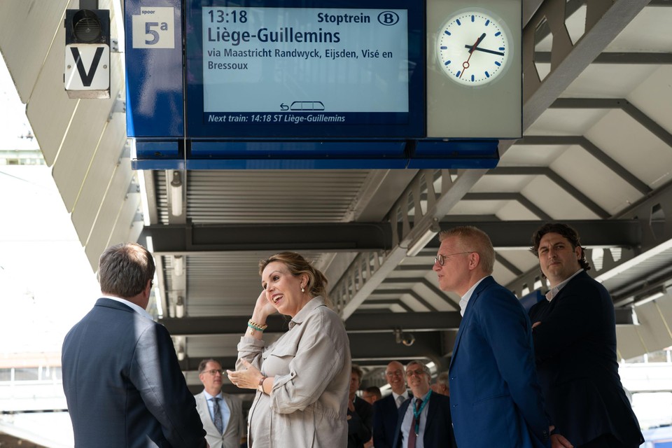 Wachten op de Drielandentrein op perron 5A in Maastricht.  Op de voorgrond, van links naar rechts: minister van Transport van Noordrijn-Westfalen Oliver Krischer, staatssecretaris Vivianne Heijnen, de Belgische minister Georges Gilkinet en het Limburgse parlementslid Jasper Kuntzelaers.