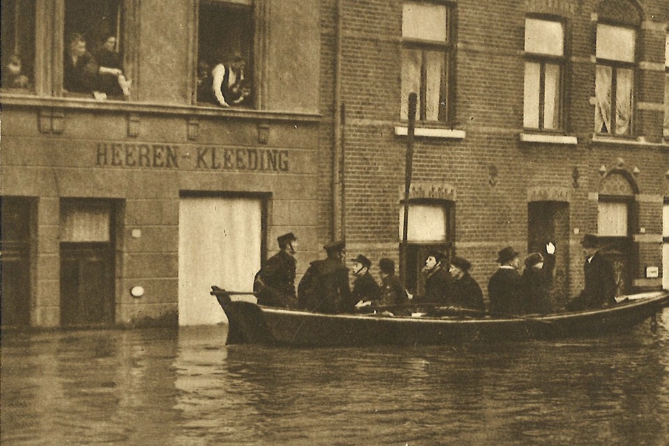 Koningin Wilhelmina (wuivend) bezocht in 1925 het overstroomde  Roermond.  