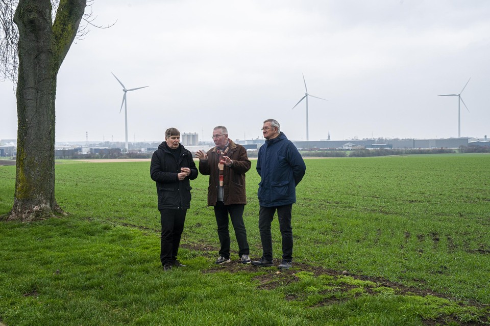 Wytze Jellema, Eric Smeets en |Jan Bronsaer (v.l.n.r.) van Buurtraad Oud-Caberg zijn ontsteld over de geplande bouw van vier reusachtige windturbines net over de grens.